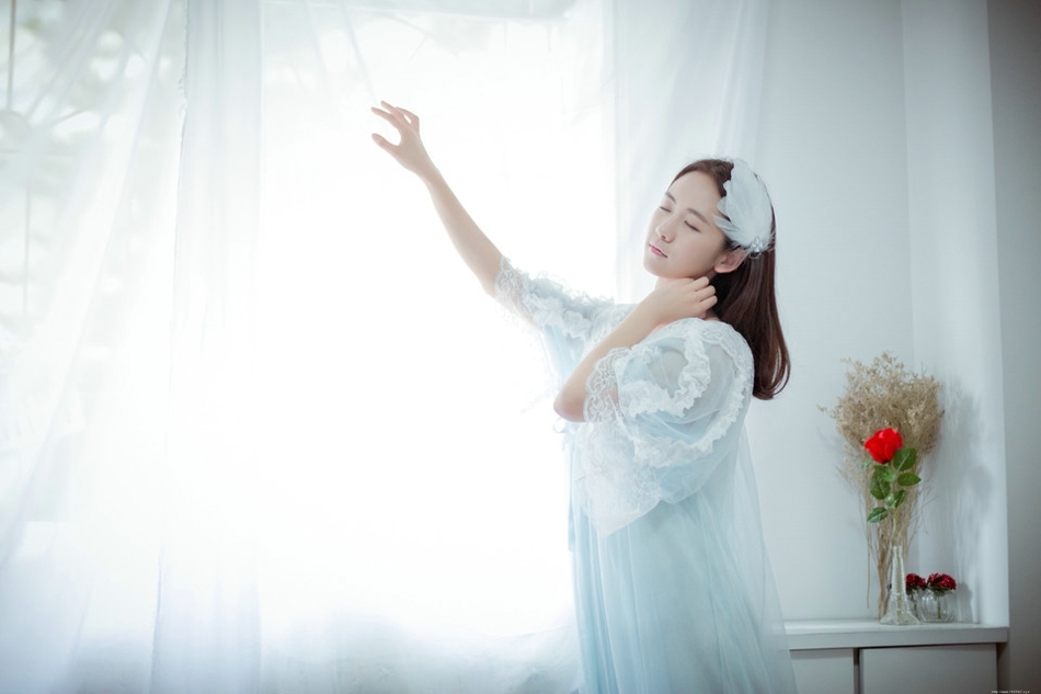 水蓝色蕾丝裙美女静谧优雅分外迷人