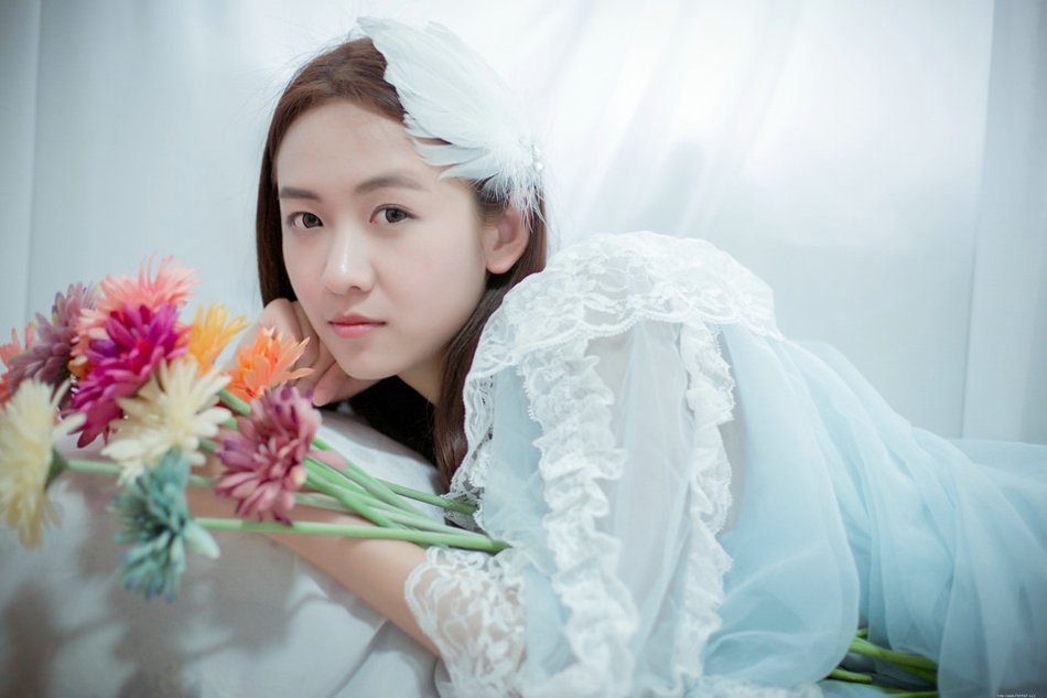 水蓝色蕾丝裙美女静谧优雅分外迷人