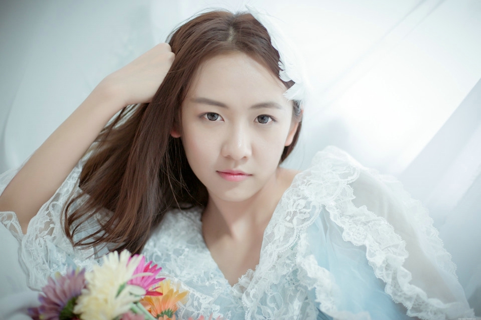 水蓝色蕾丝裙美女静谧优雅分外迷人