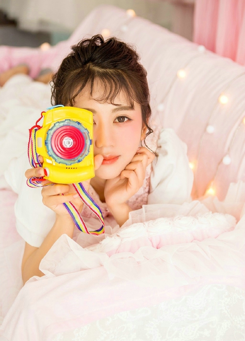 俏皮泡泡妹子粉红私房如花般美丽