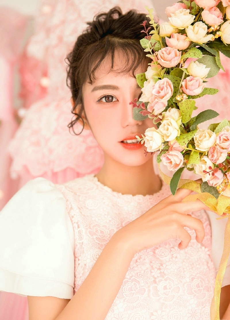 俏皮泡泡妹子粉红私房如花般美丽