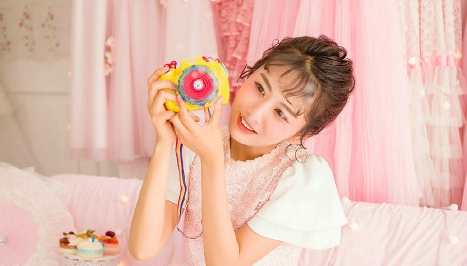 俏皮泡泡妹子粉红私房如花般美丽