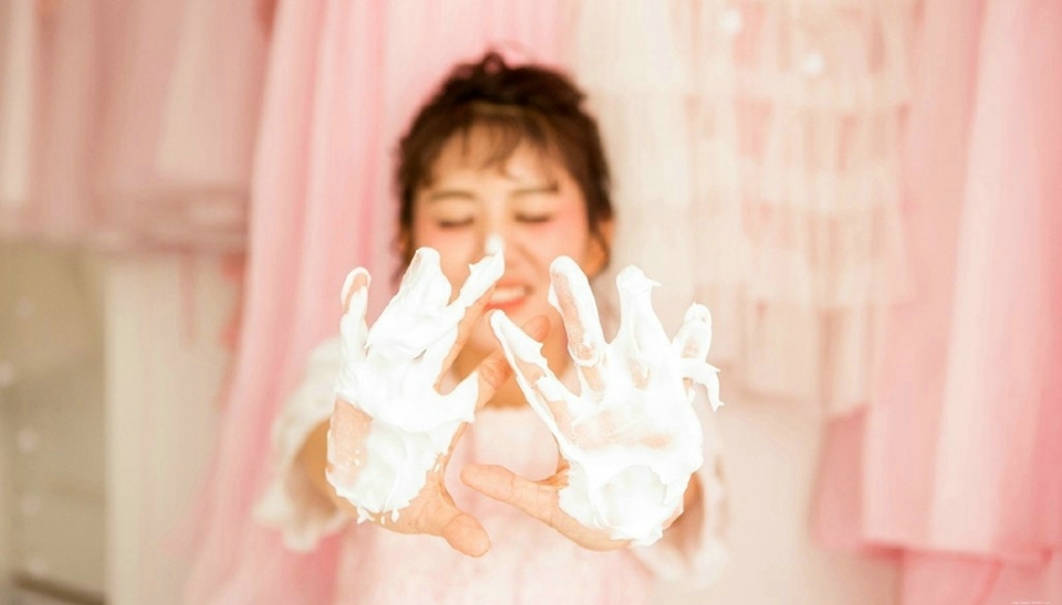 俏皮泡泡妹子粉红私房如花般美丽