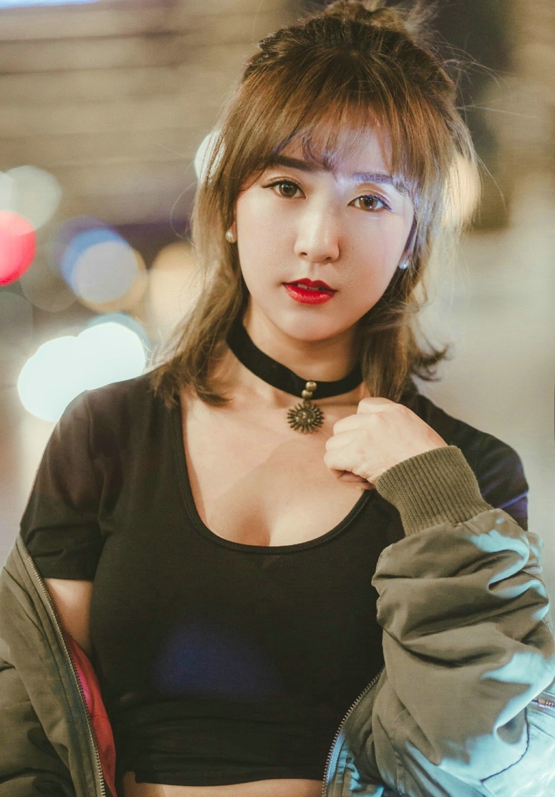 黑夜街头上的率性美女红唇娇艳寂寞写真