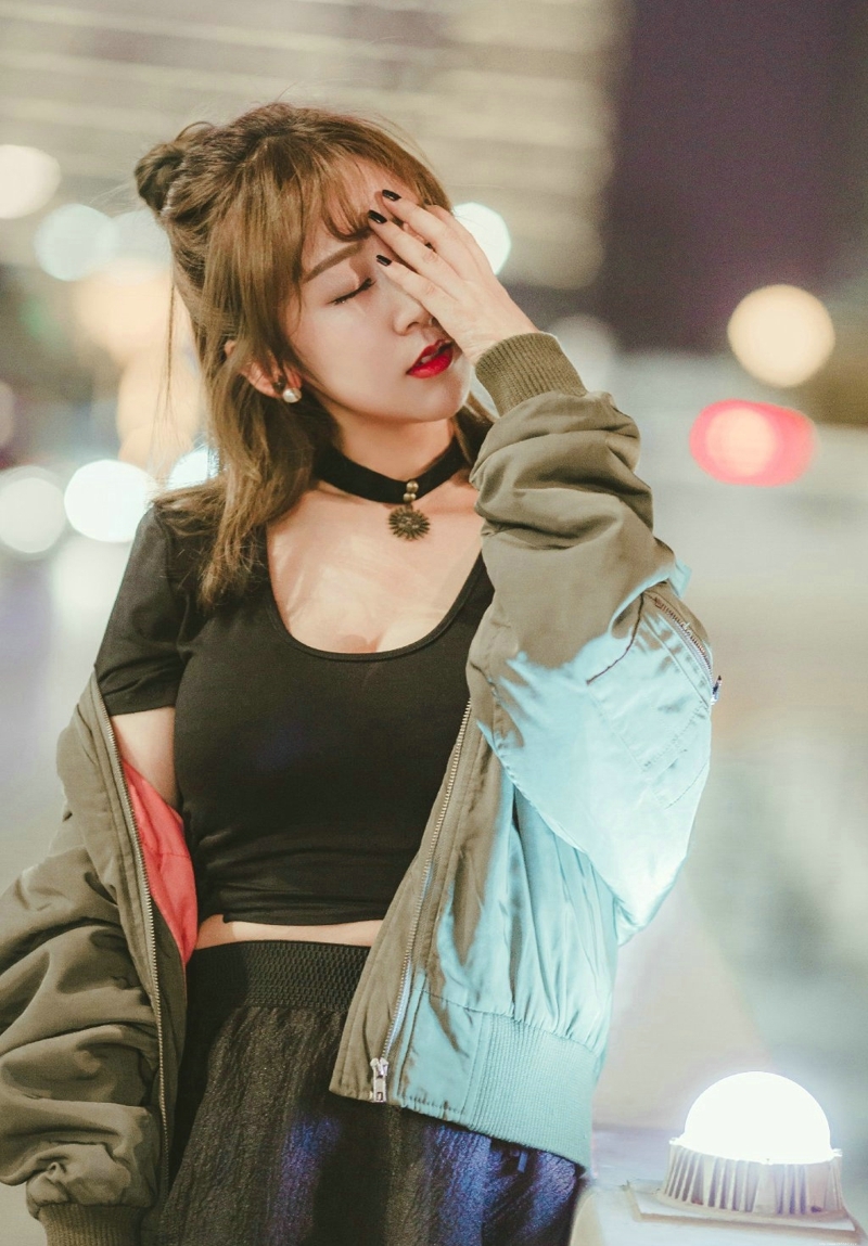 黑夜街头上的率性美女红唇娇艳寂寞写真