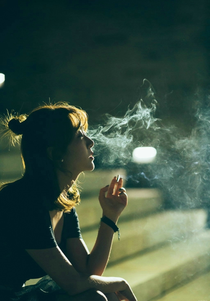 黑夜街头上的率性美女红唇娇艳寂寞写真