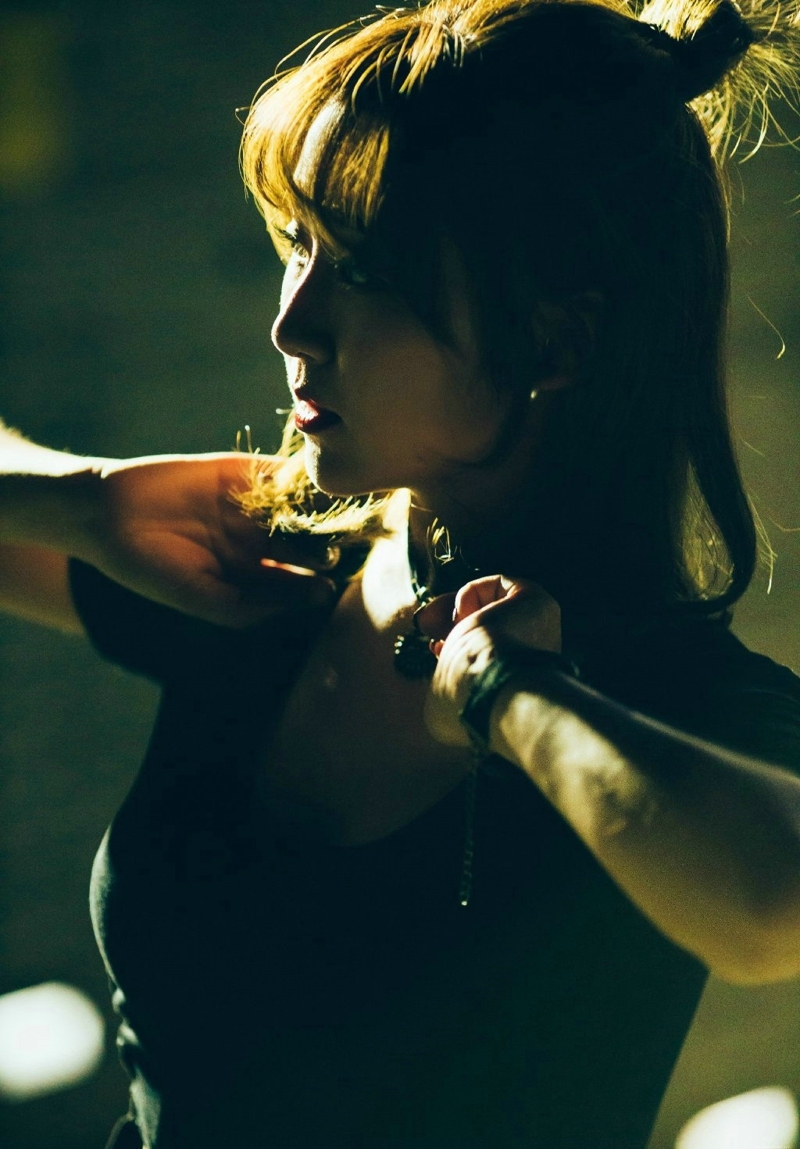 黑夜街头上的率性美女红唇娇艳寂寞写真