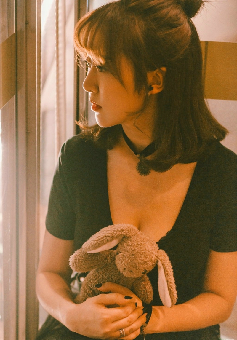 黑夜街头上的率性美女红唇娇艳寂寞写真