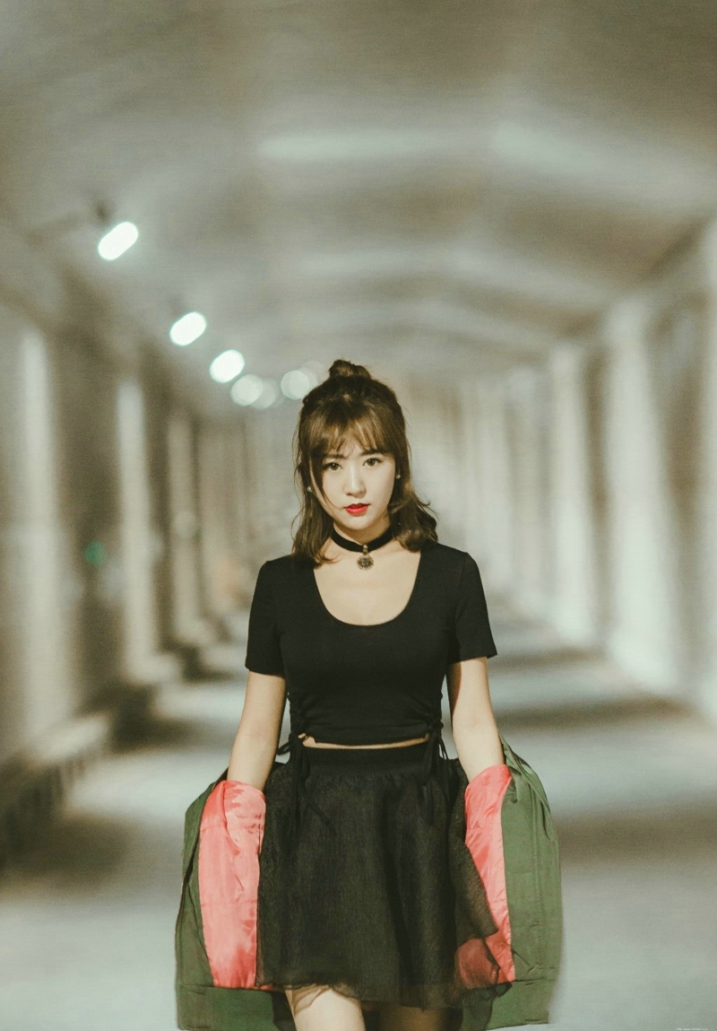 黑夜街头上的率性美女红唇娇艳寂寞写真