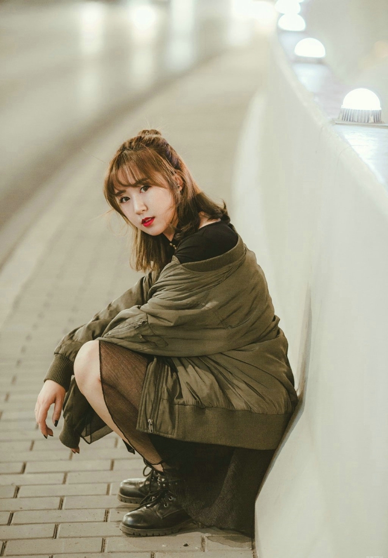 黑夜街头上的率性美女红唇娇艳寂寞写真