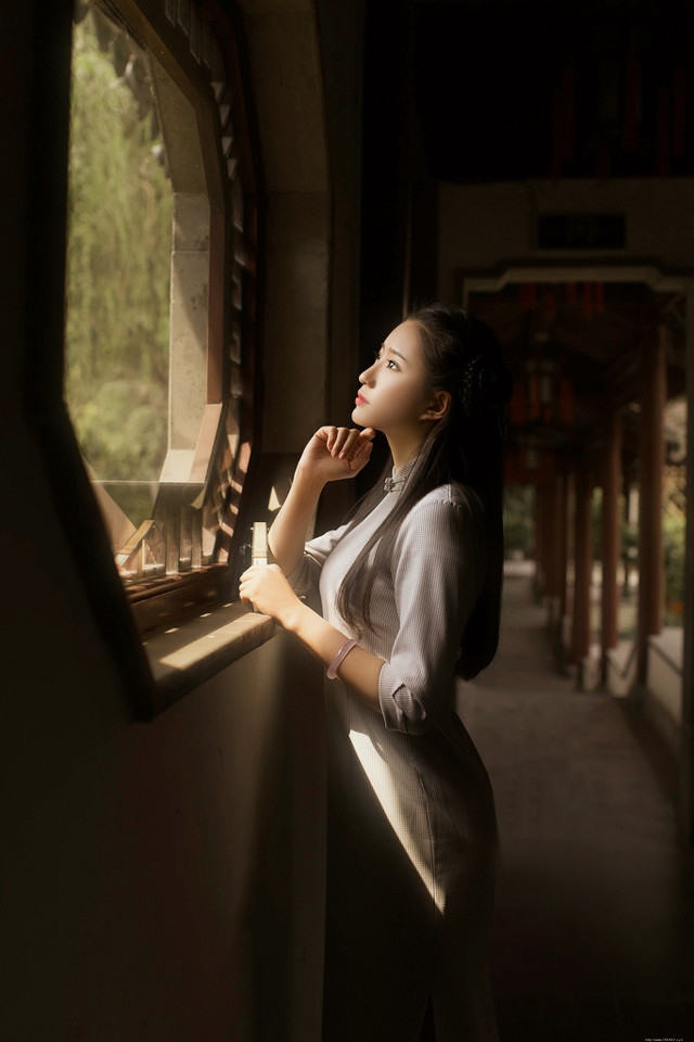 庭院内放风筝的旗袍美女展东方美池边戏水