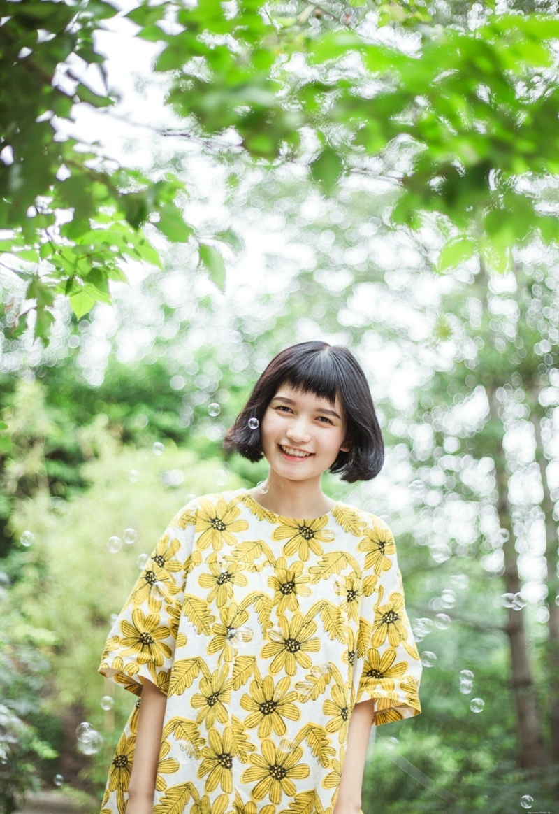 阳光下的短发向日葵妹子与泡泡玩耍