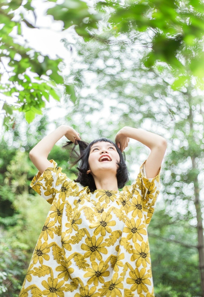 阳光下的短发向日葵妹子与泡泡玩耍