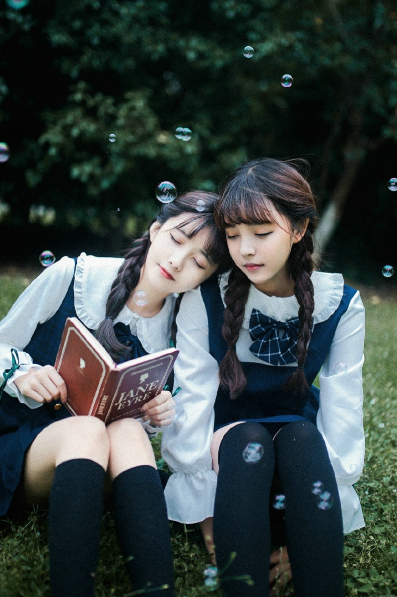 日系校服麻花辫甜美姐妹花泡泡嬉戏