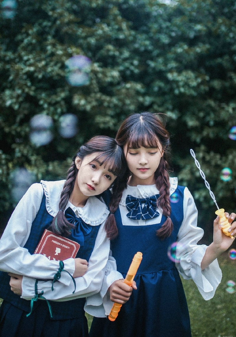 日系校服麻花辫甜美姐妹花泡泡嬉戏