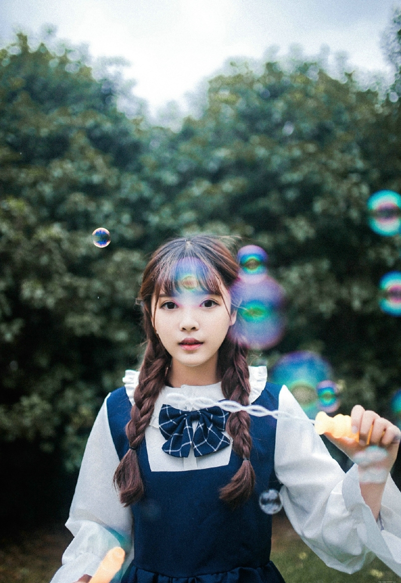 日系校服麻花辫甜美姐妹花泡泡嬉戏