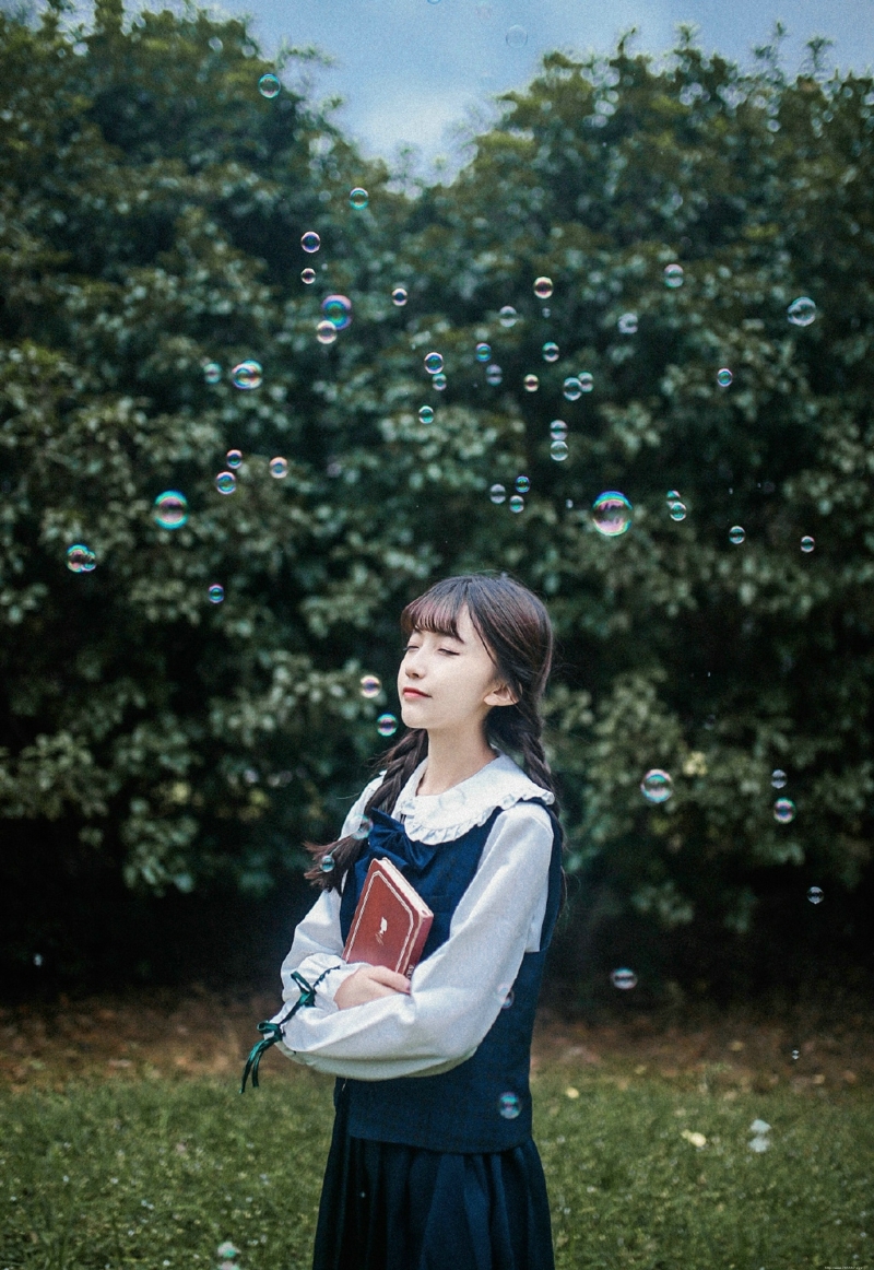 日系校服麻花辫甜美姐妹花泡泡嬉戏