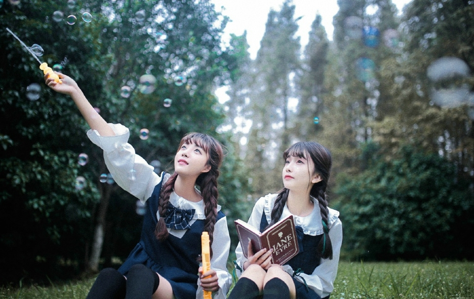 日系校服麻花辫甜美姐妹花泡泡嬉戏
