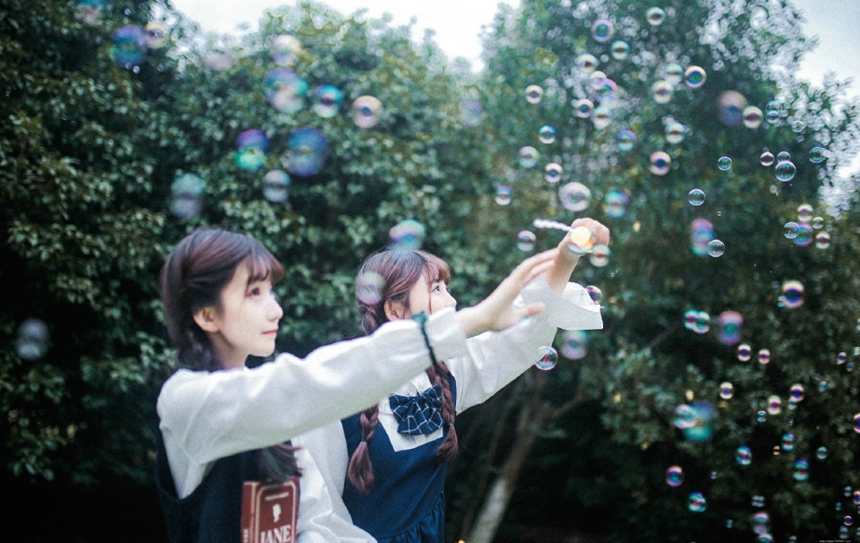 日系校服麻花辫甜美姐妹花泡泡嬉戏