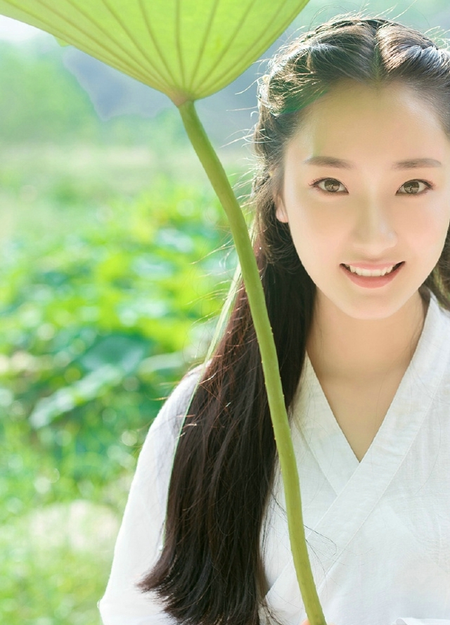 荷花池里荷花女清纯可爱美女甜美荷花池写真
