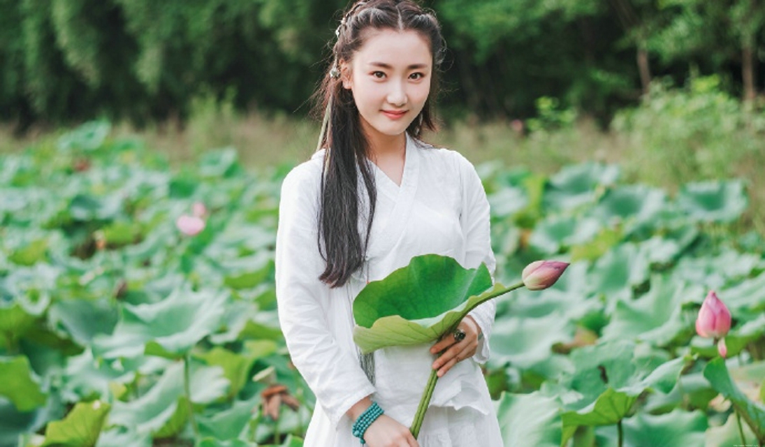 荷花池里荷花女清纯可爱美女甜美荷花池写真