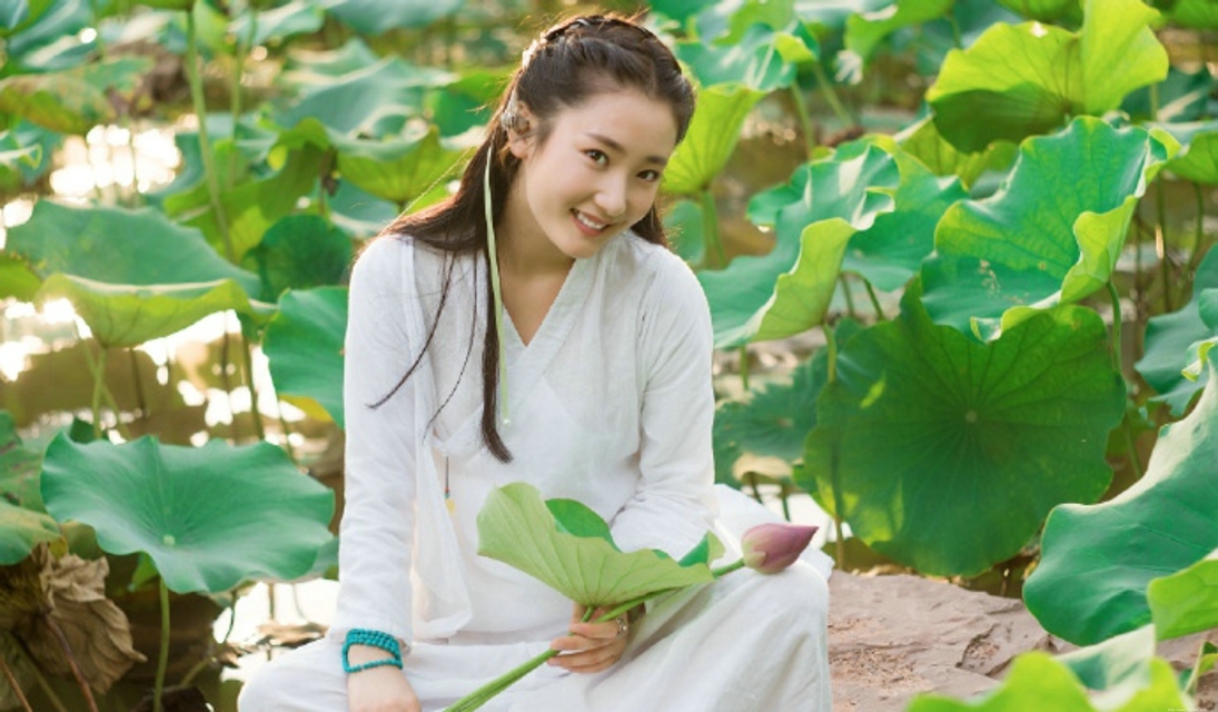荷花池里荷花女清纯可爱美女甜美荷花池写真