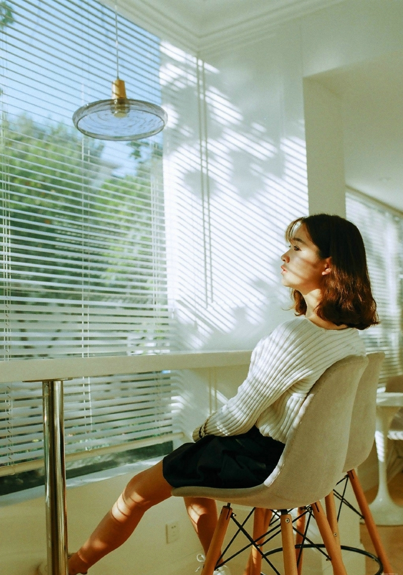 百叶窗边的韩系妹子悠闲下午时光