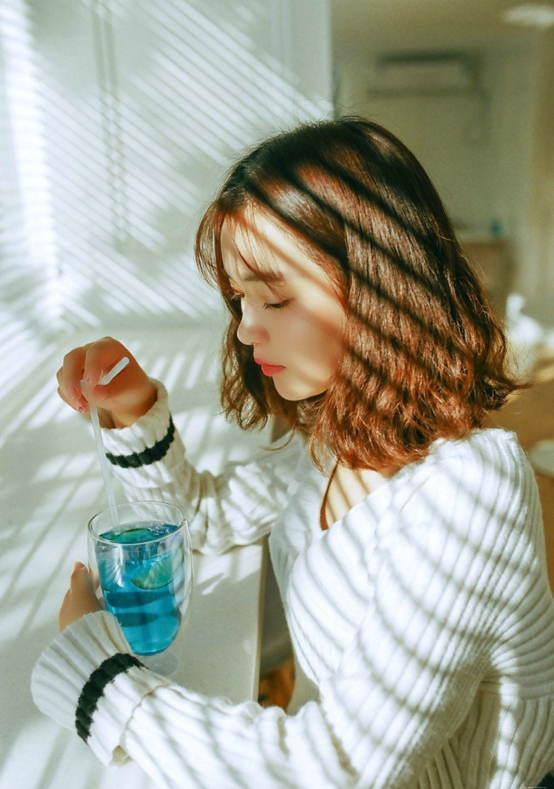 百叶窗边的韩系妹子悠闲下午时光