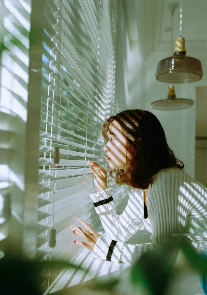 百叶窗边的韩系妹子悠闲下午时光