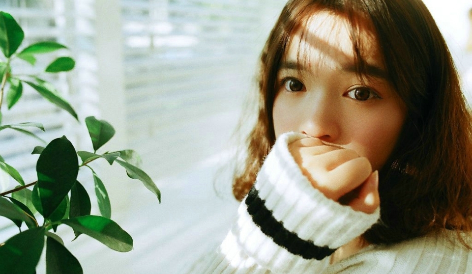 百叶窗边的韩系妹子悠闲下午时光