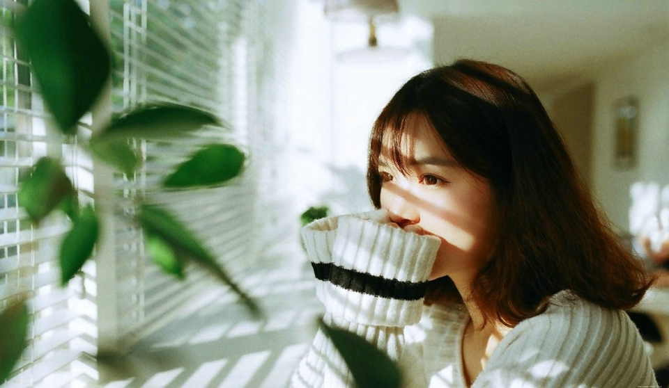 百叶窗边的韩系妹子悠闲下午时光