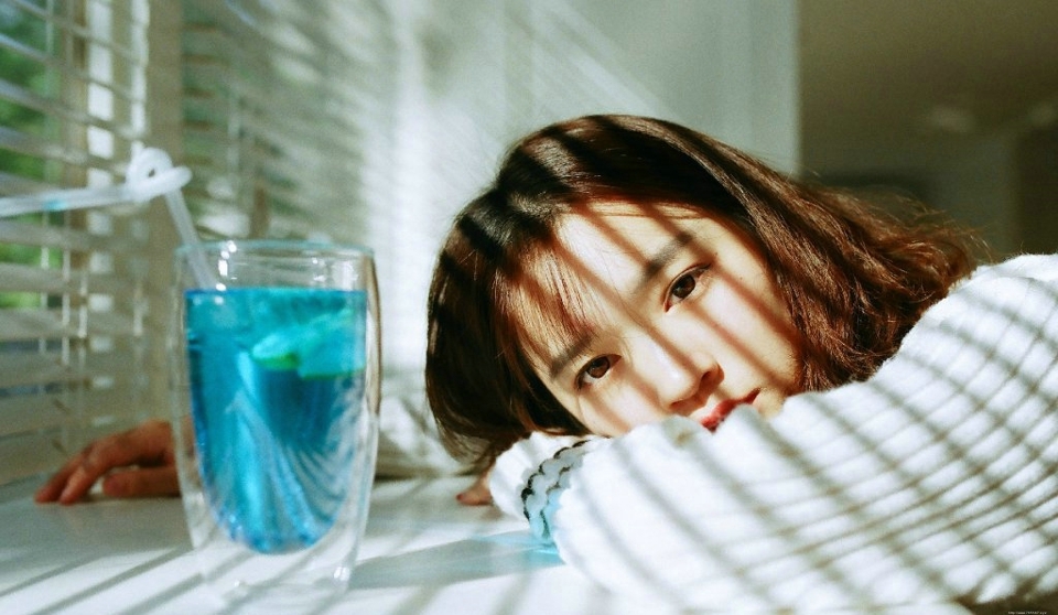 百叶窗边的韩系妹子悠闲下午时光