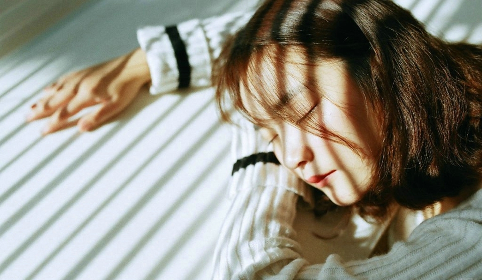 百叶窗边的韩系妹子悠闲下午时光