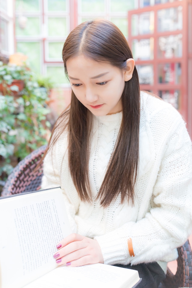 初冬咖啡店内的吉他美女懒散自在蜜糖笑容动人