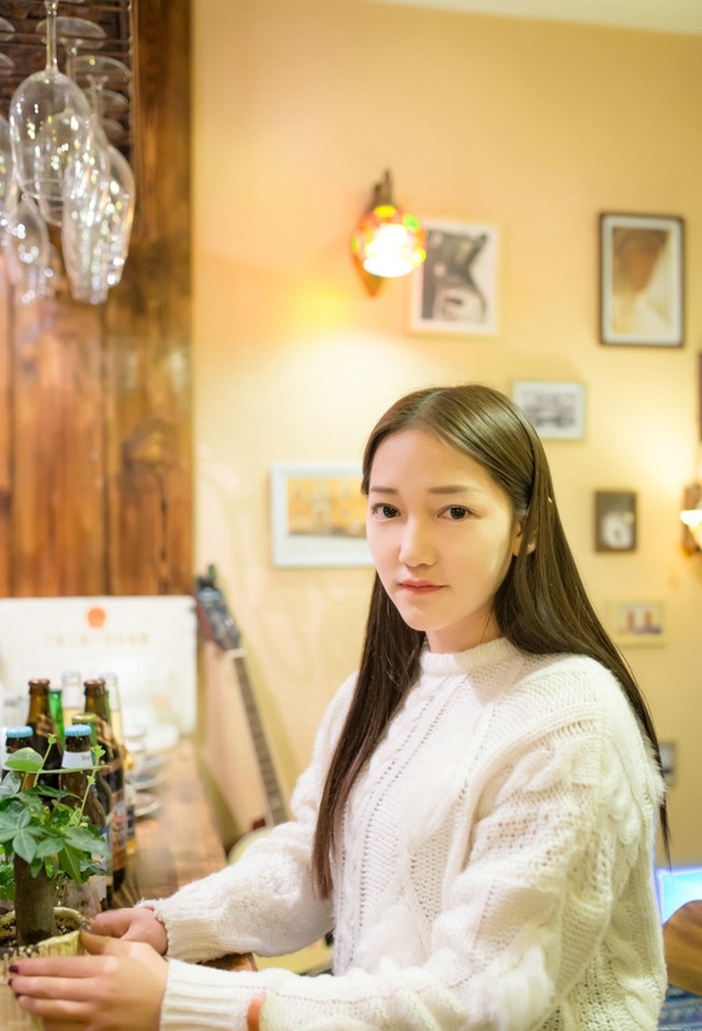 初冬咖啡店内的吉他美女懒散自在蜜糖笑容动人