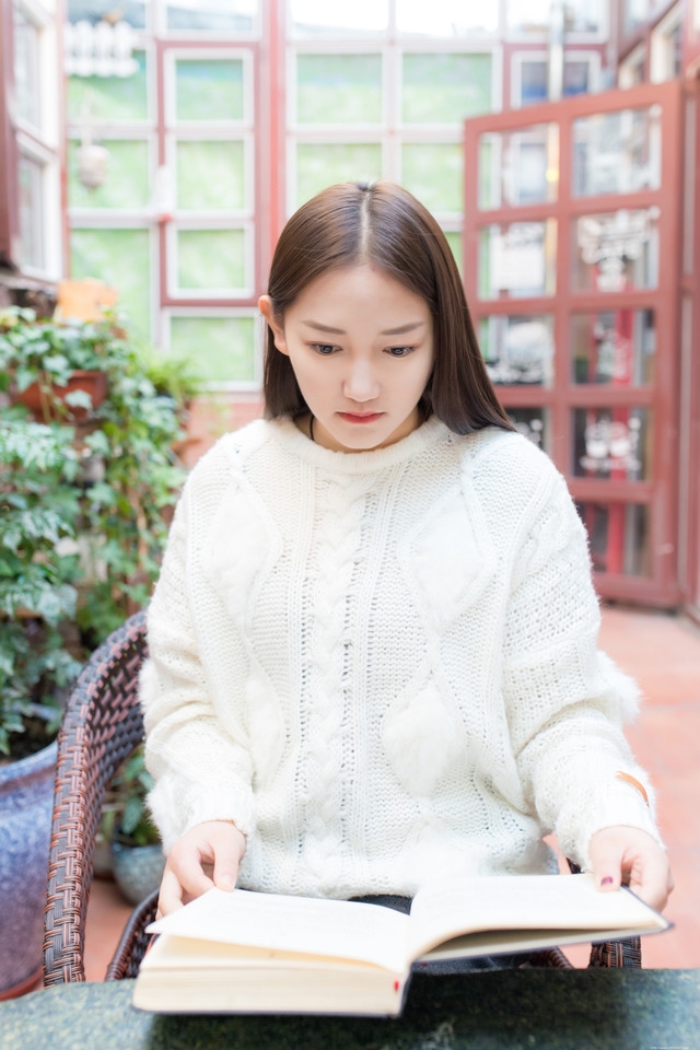 初冬咖啡店内的吉他美女懒散自在蜜糖笑容动人