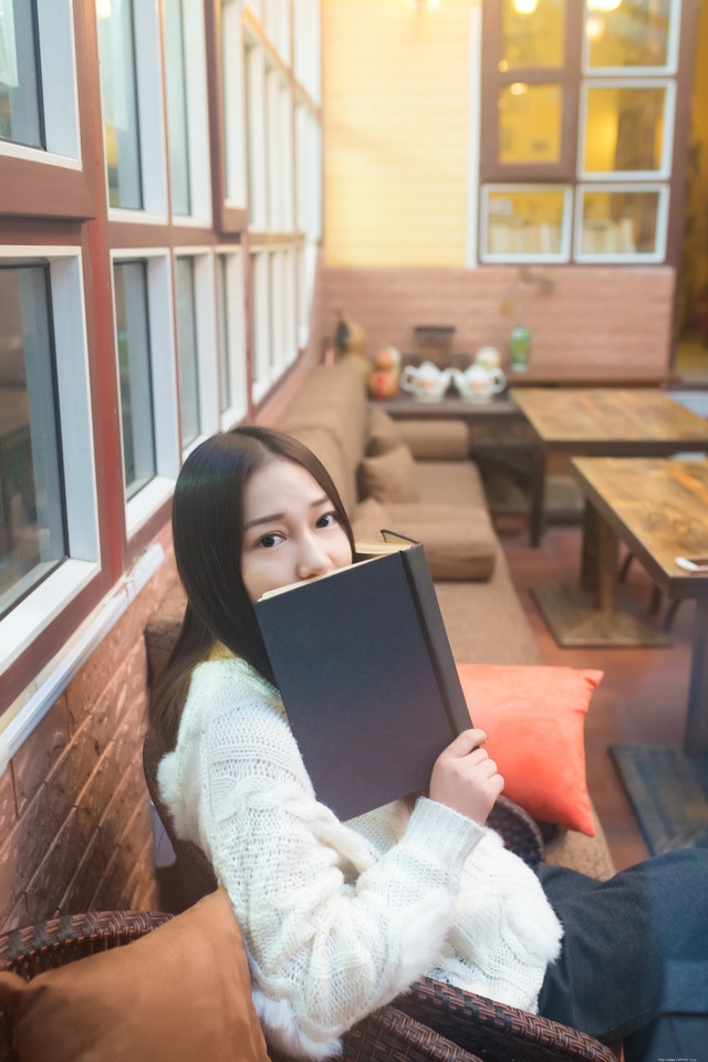 初冬咖啡店内的吉他美女懒散自在蜜糖笑容动人