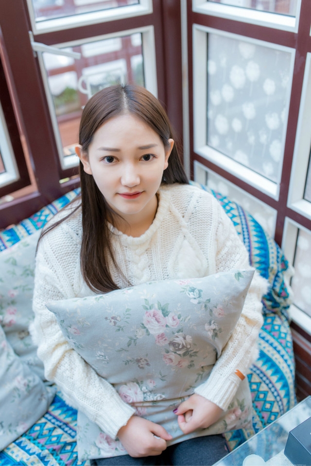 初冬咖啡店内的吉他美女懒散自在蜜糖笑容动人