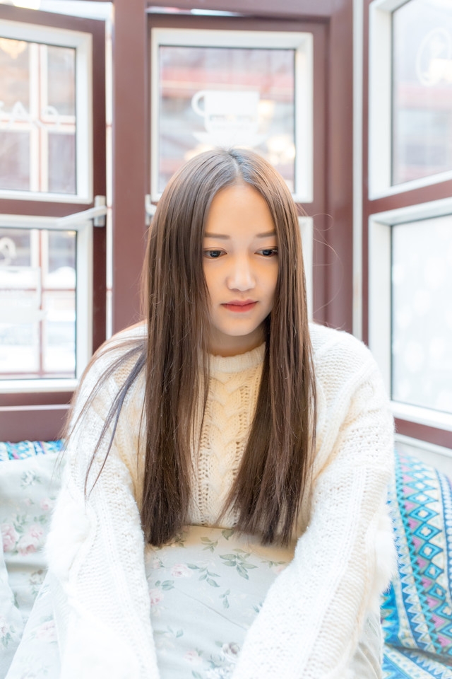 初冬咖啡店内的吉他美女懒散自在蜜糖笑容动人