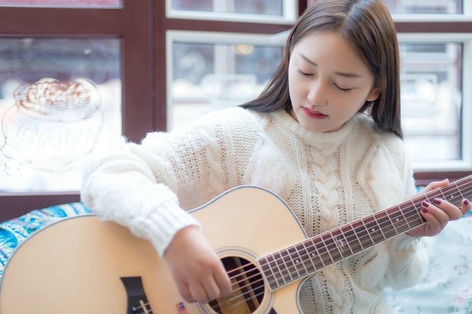 初冬咖啡店内的吉他美女懒散自在蜜糖笑容动人