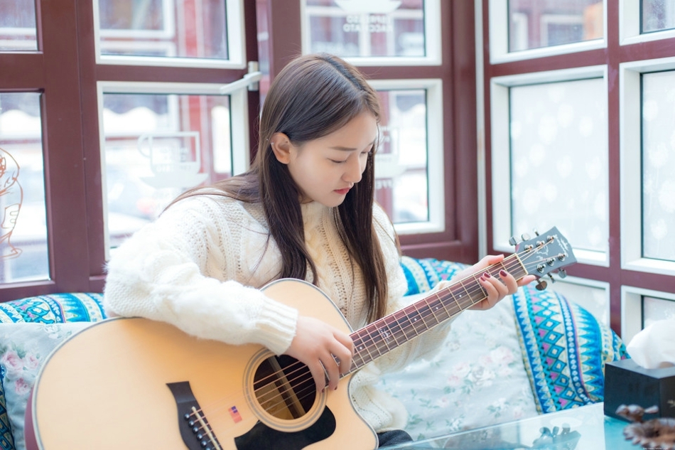 初冬咖啡店内的吉他美女懒散自在蜜糖笑容动人