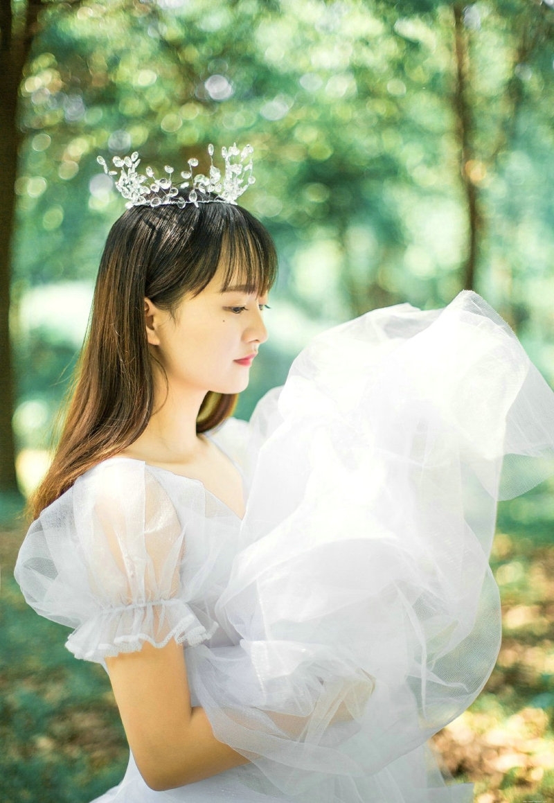 氧气美少女公主裙皇冠森林深处唯美写真