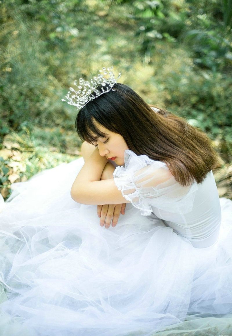 氧气美少女公主裙皇冠森林深处唯美写真