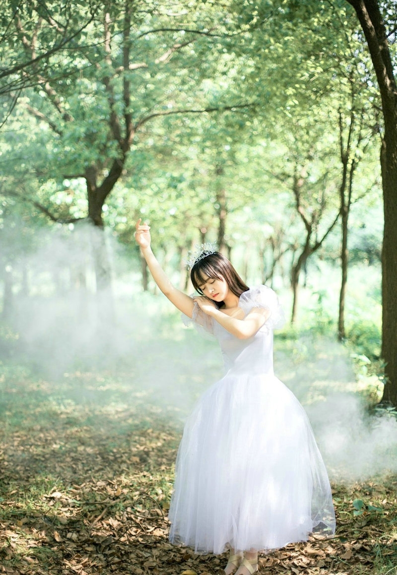 氧气美少女公主裙皇冠森林深处唯美写真