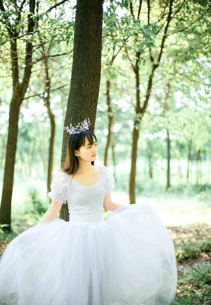 氧气美少女公主裙皇冠森林深处唯美写真