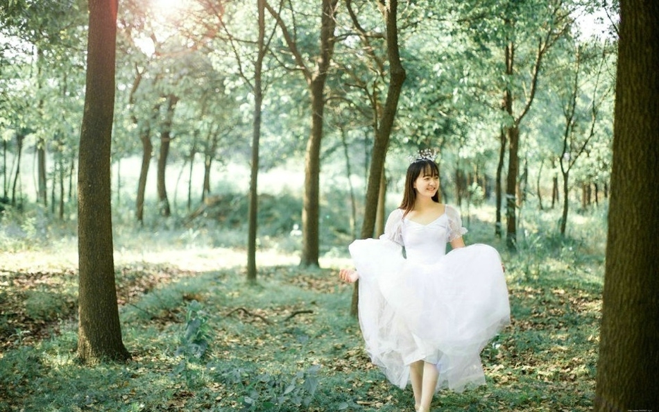 氧气美少女公主裙皇冠森林深处唯美写真