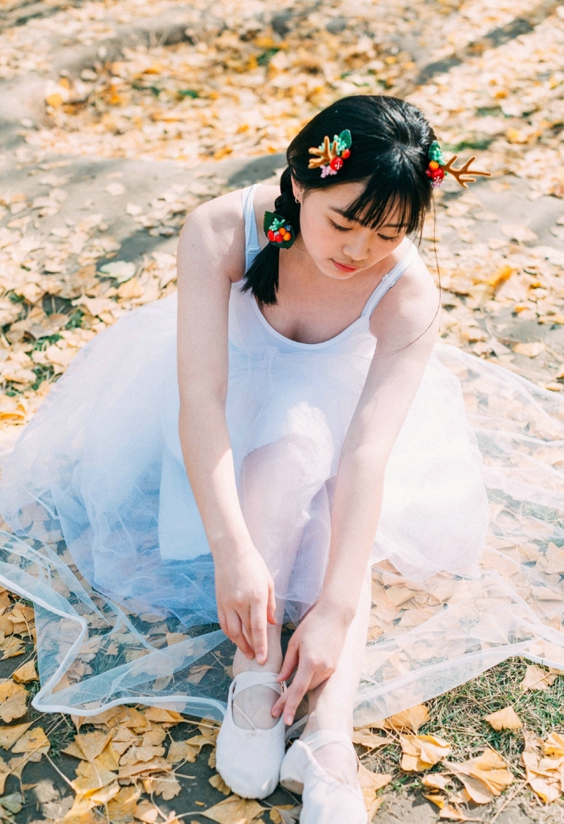 落叶堆中的芭蕾舞裙妹子大眼迷人