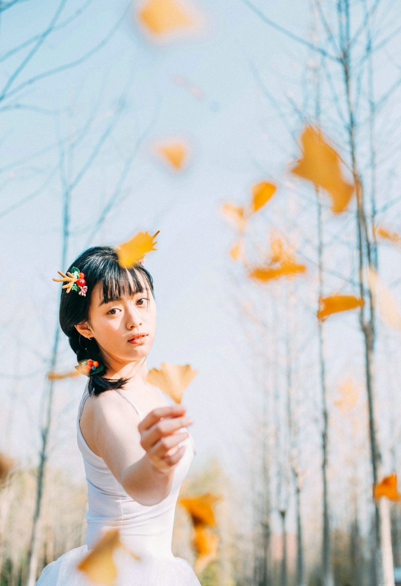 落叶堆中的芭蕾舞裙妹子大眼迷人