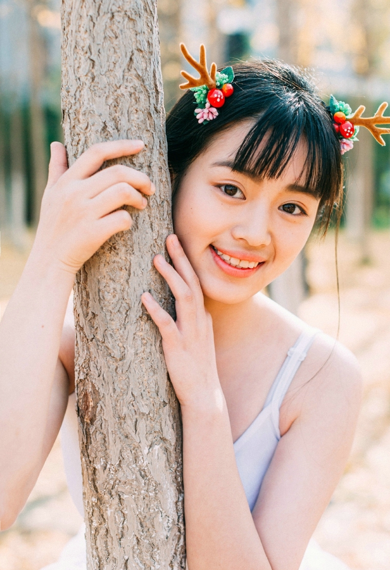 落叶堆中的芭蕾舞裙妹子大眼迷人