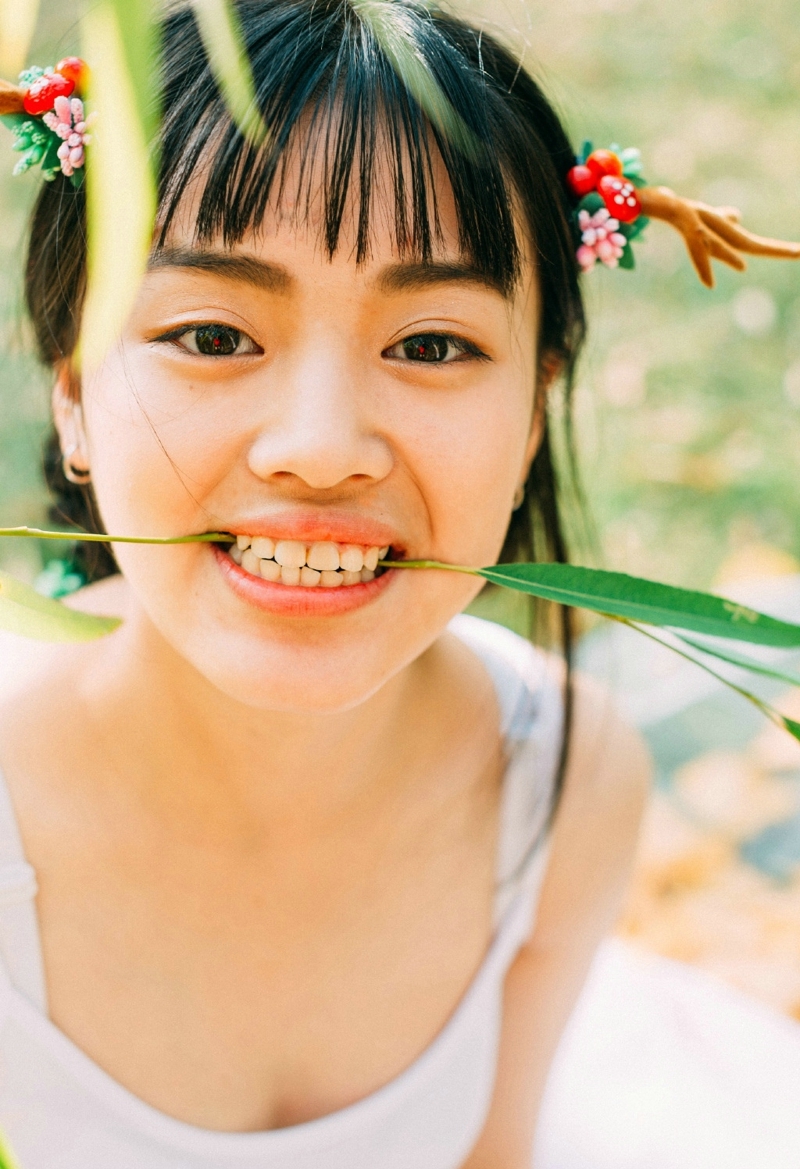 落叶堆中的芭蕾舞裙妹子大眼迷人